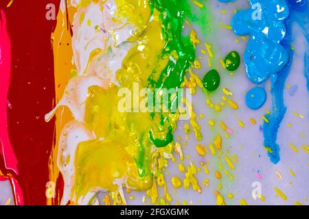 Abstrakter Farbspritzer isoliert auf weißem Hintergrund. Erstellen von Werken von echten Händen, nicht mit Grafiken und Computereffekten hinzugefügt. Stockfoto