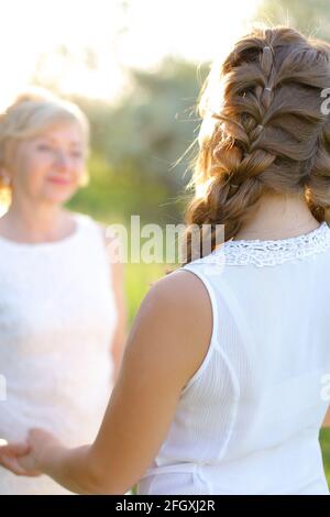 Konzentrieren Sie sich auf die Rückansicht Mädchen hält Mutter Hände nach draußen. Stockfoto