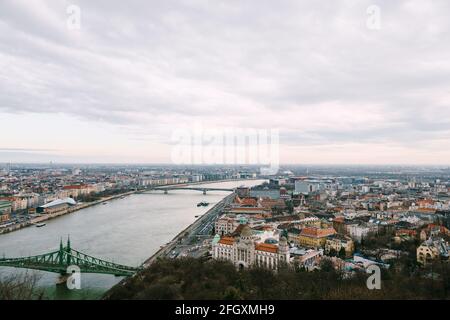 Luftaufnahme von alten Gebäuden und Brücken am Wasser In Budapest Stockfoto