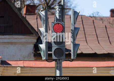 Ampel mit roter Ampel. Verkehrsverbot. Hochwertige Fotos Stockfoto