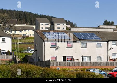 Penrhys, Rhondda Valley, Wales - April 2021: Sozialer Wohnungsbau mit Sonnenkollektoren auf dem Dach in Penrhys im Rhondda-Tal Stockfoto