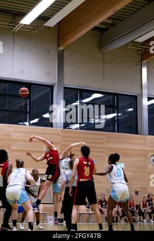 Düsseldorf, Deutschland. April 2021. Tip off während des Toyota 2. Basketball-Bundesliga Nord zwischen Capitol Bascats Düsseldorf und Rheinland Lions in der Wekita Sportarena in Düsseldorf Credit: SPP Sport Press Foto. /Alamy Live News Stockfoto