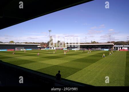 Eine allgemeine Ansicht, da die Spieler beider Teams und die Beamten vor dem Spiel der FA Women's Super League im Meadow Park, Borehamwood, ein Knie beugen. Bilddatum: Sonntag, 25. April 2021. Stockfoto