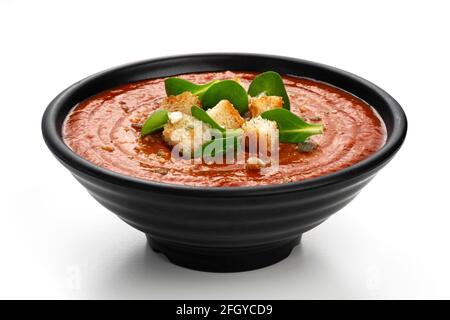 Schüssel Tomatensuppe isoliert auf weißem Hintergrund Stockfoto