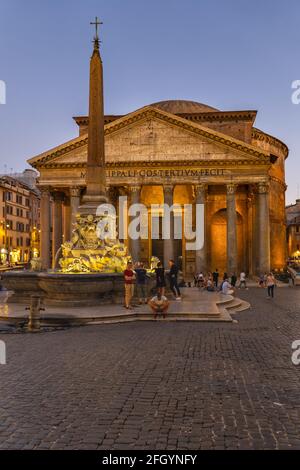 Pantheon in der Abenddämmerung in Rom in Italien, antiker römischer Tempel aus dem Jahr 125 n. Chr. und Fontana del Pantheon auf der Piazza della Rotonda Stockfoto