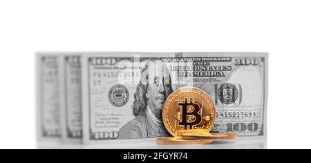 Bitcoin-Münze auf dem Hintergrund von Dollarscheinen. Stockfoto