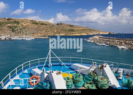 Die Fähre der Gozo Channel Line verlässt den Hafen von Gozo Insel in Richtung Malta Island Stockfoto