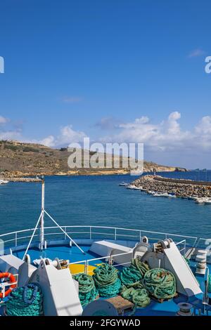 Die Fähre der Gozo Channel Line verlässt den Hafen von Gozo Insel in Richtung Malta Island Stockfoto