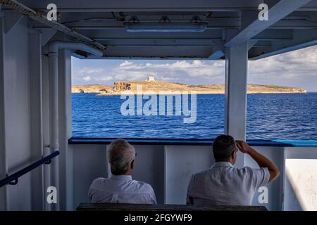 Passagiere genießen den Blick auf die Insel Comino von Deck Fähre der Gozo Channel Line zwischen den Inseln Gozo und Malta Stockfoto