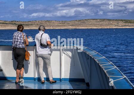 Ältere Frauen genießen den Blick von Deck auf die Comino Insel Von Gozo Channel Line Fährschiff zwischen Gozo und Malta inseln Stockfoto