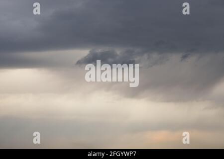 Bewölkter Himmel mit regnerischen Wolken, grauer, abstrakter Hintergrund. Stockfoto