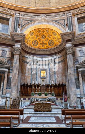 Italien, Rom, Pantheon-Innenraum, Hochaltar im antiken römischen Tempel und Kirche Stockfoto