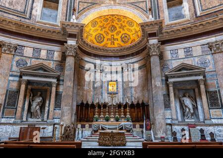 Italien, Rom, Pantheon-Innenraum, Hochaltar im antiken römischen Tempel und Kirche Stockfoto