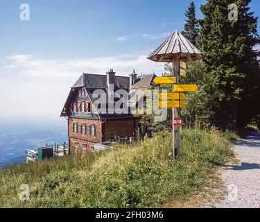 Österreich. Dies ist die Stubenberghaus Berghütte in der Nähe der Stadt Graz. Das Refugium gehört zum OeAV Alpenverein und ist eines seiner östlichsten Objekte. Graz ist die zweitgrößte Stadt Österreichs in der Steiermark im Südosten Österreichs, nicht weit von der Grenze zu Slowenien. Stockfoto