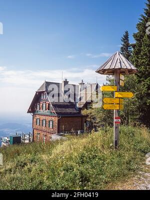 Österreich. Dies ist die Stubenberghaus Berghütte in der Nähe der Stadt Graz. Das Refugium gehört zum OeAV Alpenverein und ist eines seiner östlichsten Objekte. Graz ist die zweitgrößte Stadt Österreichs in der Steiermark im Südosten Österreichs, nicht weit von der Grenze zu Slowenien. Stockfoto