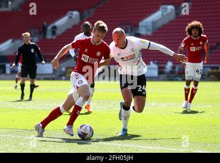 Tommy Conway von Bristol City (links) und Kal Naismith von Luton Town kämpfen während des Sky Bet Championship-Spiels am Ashton Gate in Bristol um den Ball. Bilddatum: Sonntag, 25. April 2021. Stockfoto