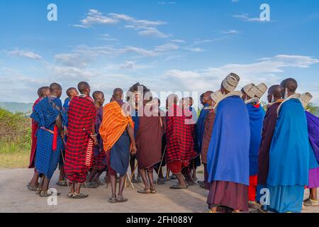 NGORONGORO, TANSANIA - 15. Februar 2020: Gruppe von massai-Kriegern bleibt in der Runde und nimmt an einem traditionellen Tanz Teil, ausgewählter Fokus Stockfoto