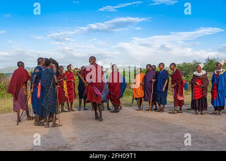 NGORONGORO, TANSANIA - 15. Februar 2020: Gruppe von massai-Kriegern, die an einem traditionellen Tanz mit hohen Sprüngen teilnehmen, ausgewählter Fokus Stockfoto