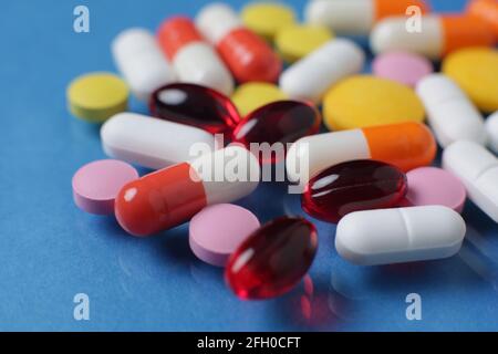 Bunte Tabletten und Kapseln Pille in Blisterverpackung mit schönen Muster mit flare Licht angeordnet. Pharmazeutische Industrie Konzept. Apotheke Stockfoto