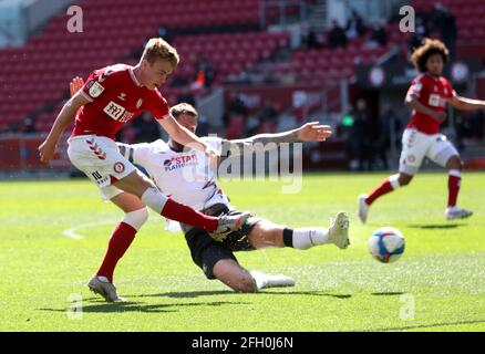 Tommy Conway (links) von Bristol City versucht beim Sky Bet Championship-Spiel am Ashton Gate in Bristol einen Torschuss. Bilddatum: Sonntag, 25. April 2021. Stockfoto