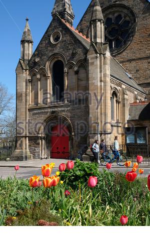 Edinburgh, Schottland, Großbritannien. April 2021. Frühlingstulpen blühen an einem herrlich warmen und sonnigen Tag im Mansfield Traquair Center. Kredit: Craig Brown/Alamy Live Nachrichten Stockfoto