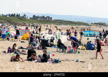 Troon, Großbritannien. April 2021. Am Sonntag, bevor die schottische Exekutive die strengen Sperrmaßnahmen entspannt, strömen Menschen nach Troon South Beach, um einen warmen, sonnigen April zu genießen. Kredit: Findlay/Alamy Live Nachrichten Stockfoto