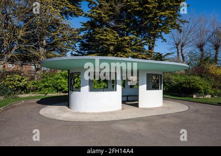 Art déco-Schutzhütte, erbaut in den 1930er Jahren im Mewsbrook Park, Littlehampton, West Sussex, England, Großbritannien. Stockfoto