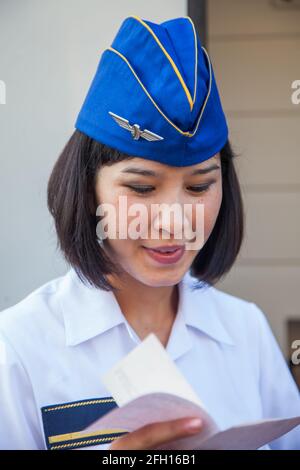 Almaty, Kasachstan - 06. Juni 2012: Schnellzug Talgo-Tulpar. Junge asiatische Zugwirtin in Garisson-Mütze. Tickets prüfen. Stockfoto