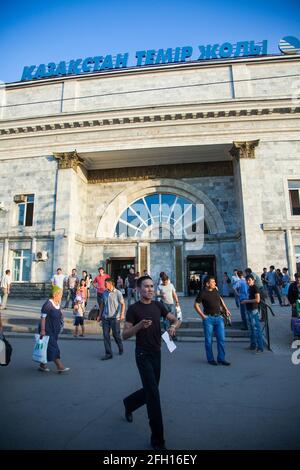 Almaty, Kasachstan - 06. Juni 2012: Almaty-2 Bahnhofsgebäude, Bahnsteig und Passagiere. Stockfoto