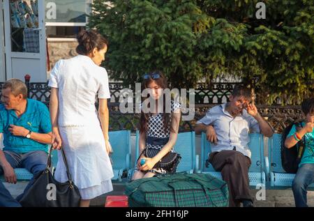 Almaty, Kasachstan - 06. Juni 2012: Passagiere des Bahnhofs Almaty-2. Warten auf einen Zug. Stockfoto