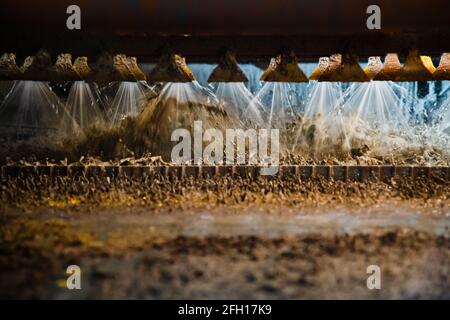 Goldbergbau- und Verarbeitungsanlage. Golderz konzentriert sich mit vibrierendem Bildschirm. Industrieller Siebschüttler. Altynalmas Unternehmen. Akbakay, Kasachstan. Stockfoto