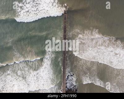 Blick auf den Pier mit Wellen von der Drohne aus Stockfoto