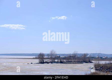 Schöne Landschaft von gefrorenen Fluss. Wolga-Flusspanorama Stockfoto