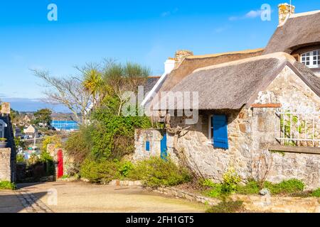 Bretagne, Insel Ile aux Moines im Golf von Morbihan, alte Häuser im Dorf, mit Blick auf den Hafen Stockfoto