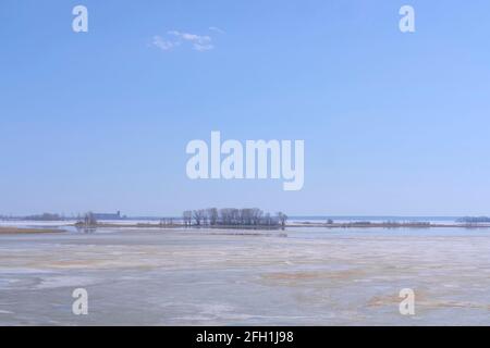 Schöne Landschaft von gefrorenen Fluss. Wolga-Flusspanorama Stockfoto