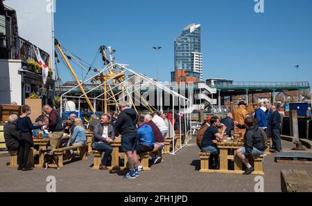 Portsmouth, England, Großbritannien. 2021. Menschen, die sich während des Covid-Ausbruchs -19 außerhalb eines Pubs in Camber Docks, Old Portsmouth, gesellten. Essen und Trinken aus Stockfoto