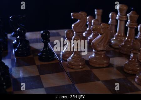 Schach ist ein Brettspiel. Schachfiguren auf dunklem Hintergrund Stockfoto