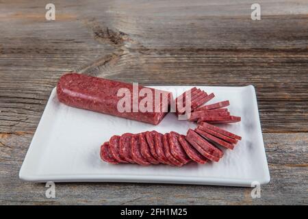 Abgeflachte, halbgetrocknete traditionelle, einzigartige bulgarische Salami namens Lukanka Stockfoto