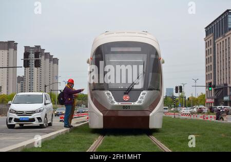 Der erste der neuen Transitzüge in Jiaxing führt Testfahrten durch, während die Linien und Bahnhöfe noch im Bau sind. Stockfoto