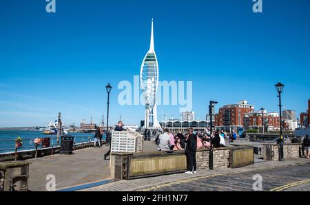 Old Portsmouth, England, Großbritannien. Menschen am Point mit Blick auf die Gunwharf Quays und den neu gestrichenen Spinnaker Tower, Portsmouth, Großbritannien Stockfoto