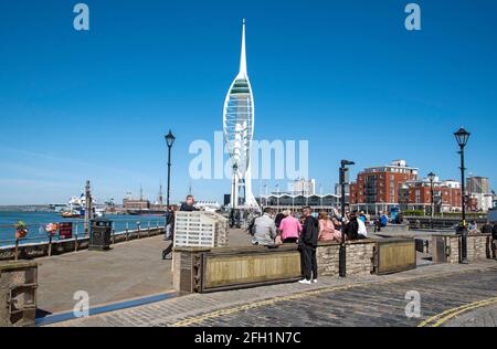 Old Portsmouth, England, Großbritannien. Menschen am Point mit Blick auf die Gunwharf Quays und den neu gestrichenen Spinnaker Tower, Portsmouth, Großbritannien Stockfoto