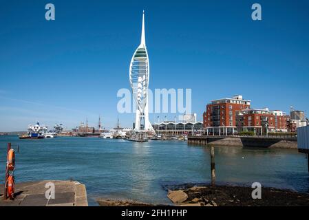 Portsmouth, England, Großbritannien. 2021. Neu lackiert weiß gegen einen blauen Himmel der Spinnaker Tower vom Bath Square in Old Portsmouth, Großbritannien. Stockfoto