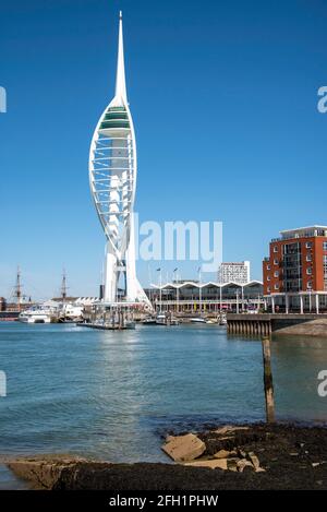 Portsmouth, England, Großbritannien. 2021. Neu lackiert weiß gegen einen blauen Himmel der Spinnaker Tower vom Bath Square in Old Portsmouth, Großbritannien. Stockfoto