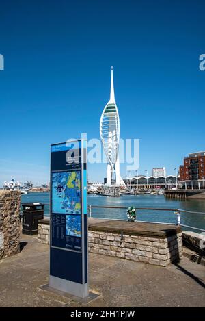 Portsmouth, England, Großbritannien. 2021. Neu lackiert weiß gegen einen blauen Himmel der Spinnaker Tower vom Bath Square in Old Portsmouth, Großbritannien. Stockfoto