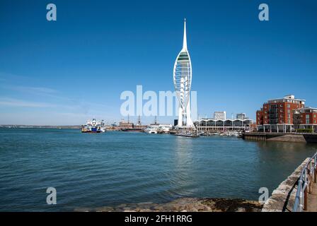 Portsmouth, England, Großbritannien. 2021. Neu lackiert weiß gegen einen blauen Himmel der Spinnaker Tower vom Bath Square in Old Portsmouth, Großbritannien. Stockfoto