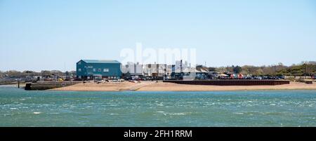 Hayling Island, Hampshire, England, Großbritannien. 2021. Sinah Beach auf Hayling Island mit einem Pub und Café in der Nähe des Strandes, von Eastney, Southsea, Großbritannien aus gesehen Stockfoto