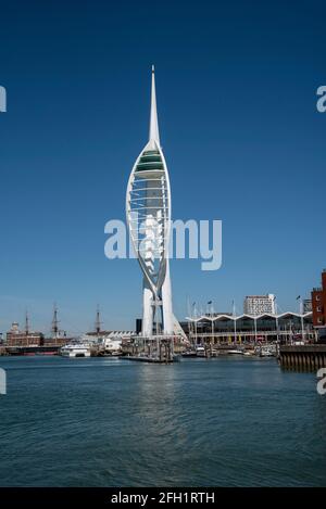 Portsmouth, England, Großbritannien. 2021. Neu lackiert weiß gegen einen blauen Himmel der Spinnaker Tower vom Bath Square in Old Portsmouth, Großbritannien. Stockfoto