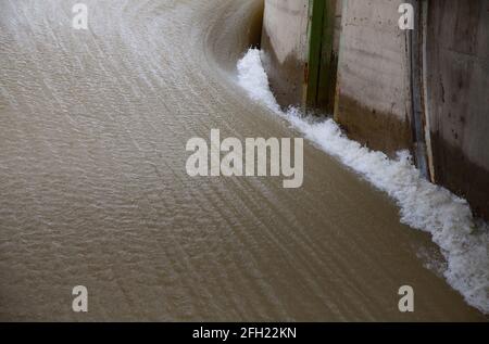 Aklak-Staudamm am Fluss Shardara.Nahaufnahme des Wasserstroms um die Brückenunterstützung. Stockfoto