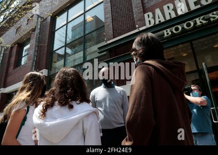 Brooklyn, NY, USA. April 2021. Der New Yorker Bürgermeister Ray McGuire wirbt in Brooklyn Heights, wo er Hausbesuche von Tür zu Tür bei Bewohnern wie dem Haus von Rachel Foster und Alain Kodsi unternahm, Unternehmen besuchte, mit gewählten Hoffnungsträger wie dem Kandidaten des New Yorker Stadtbezirks 33, April Somboun, kämpfte, Schließlich seinen Tag mit der Putnam Ave. Progressive Block Association Seafood Boil in der Bedford-Stuyvesant Abschnitt von New York City am 24. April 2021. Quelle: Mpi43/Media Punch/Alamy Live News Stockfoto
