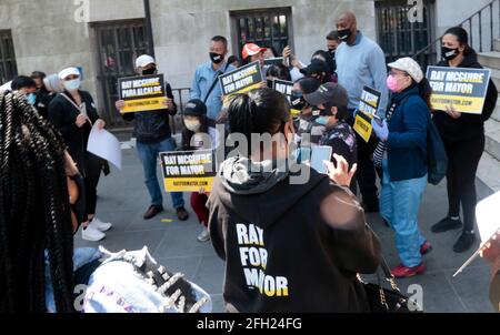 Brooklyn, NY, USA. April 2021. Der New Yorker Bürgermeister Ray McGuire wirbt in Brooklyn Heights, wo er Hausbesuche von Tür zu Tür bei Bewohnern wie dem Haus von Rachel Foster und Alain Kodsi unternahm, Unternehmen besuchte, mit gewählten Hoffnungsträger wie dem Kandidaten des New Yorker Stadtbezirks 33, April Somboun, kämpfte, Schließlich seinen Tag mit der Putnam Ave. Progressive Block Association Seafood Boil in der Bedford-Stuyvesant Abschnitt von New York City am 24. April 2021. Quelle: Mpi43/Media Punch/Alamy Live News Stockfoto